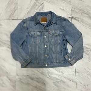 Levi’s premium ladies big E light wash denim jacket size L
